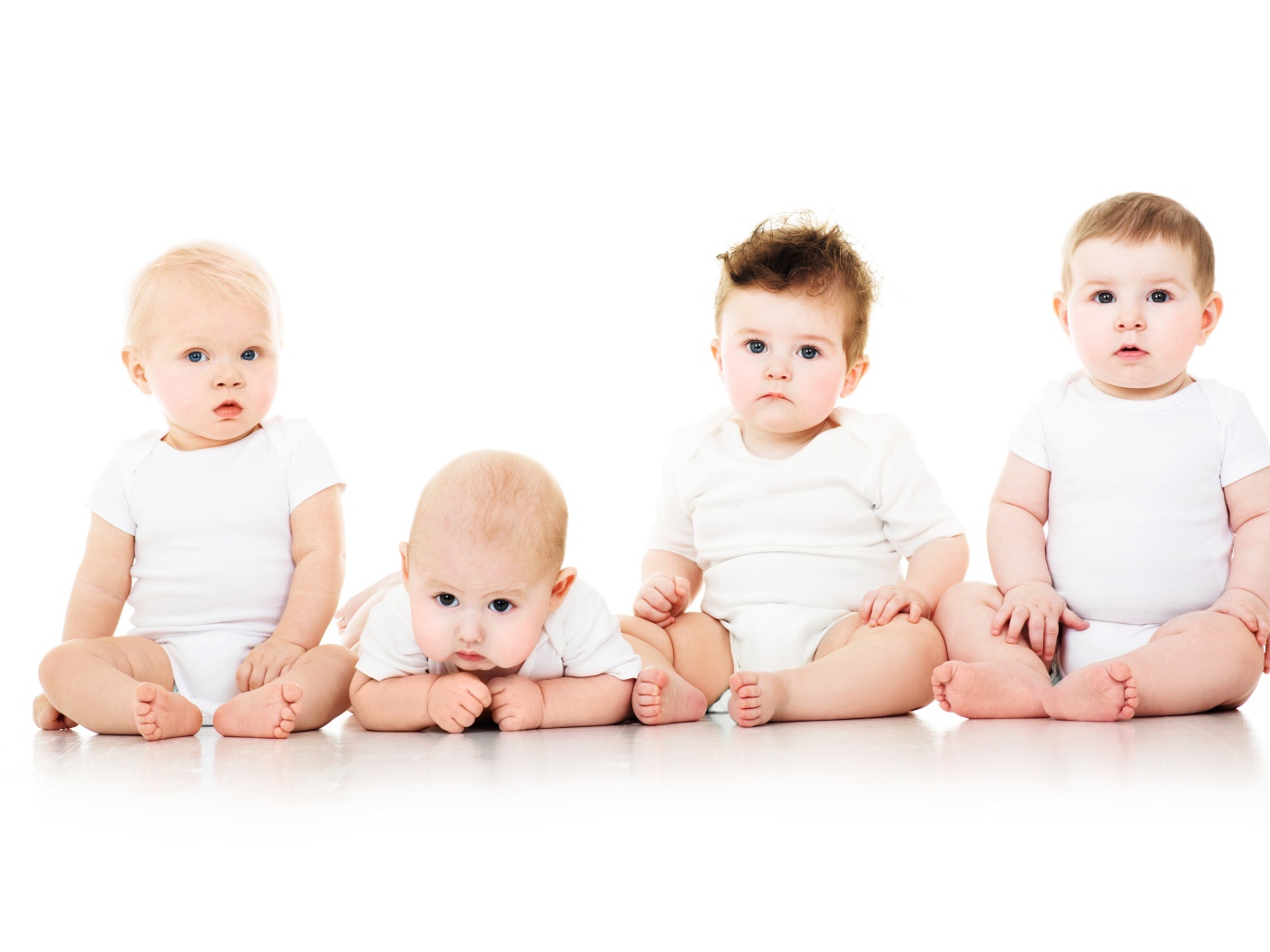 Четыре маленьких мальчика на белом фоне