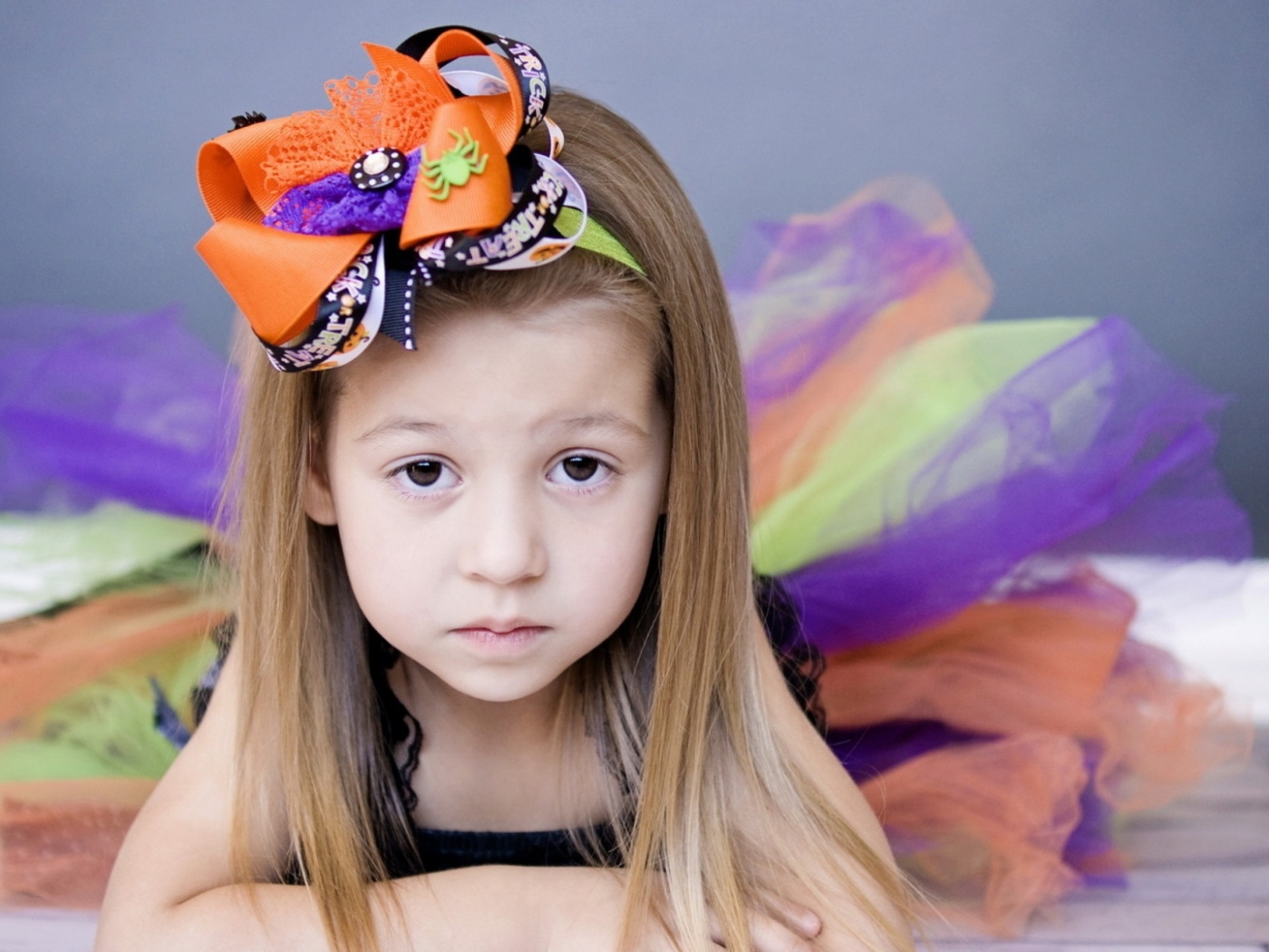 Девочка в красивой юбке с бантом на голове