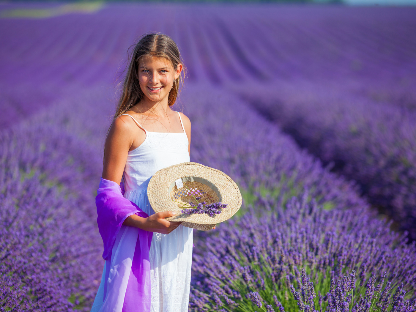 Девочка с белом сарафане на лавандовом поле