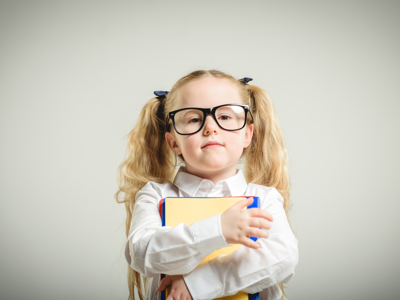 Девочка школьница в очках с книгами