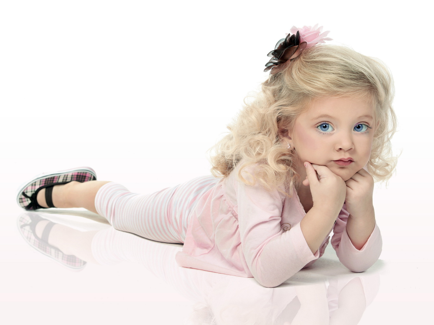 Маленькая красивая девочка со светлыми волосами