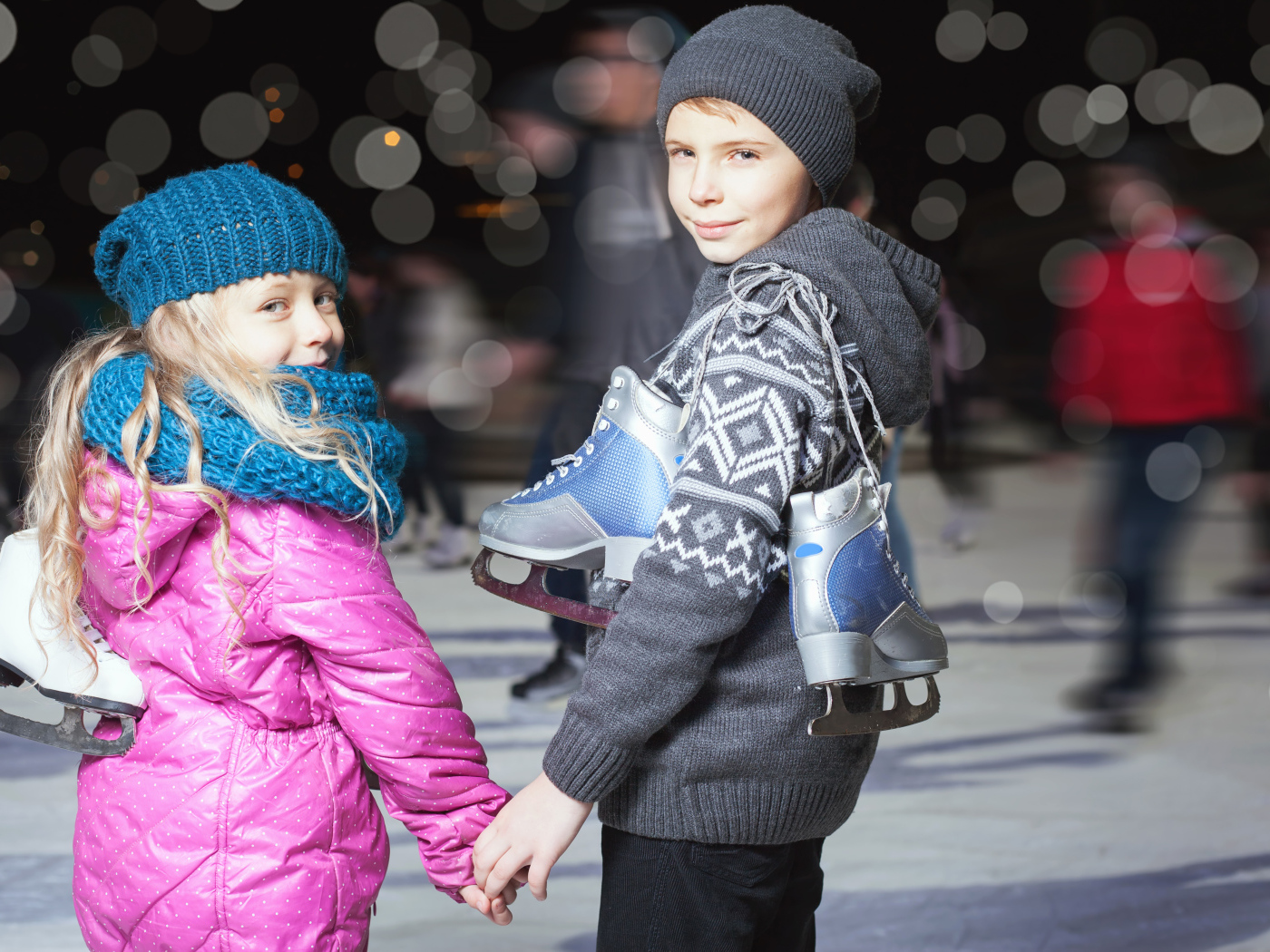 Маленькие мальчик и девочка на катке