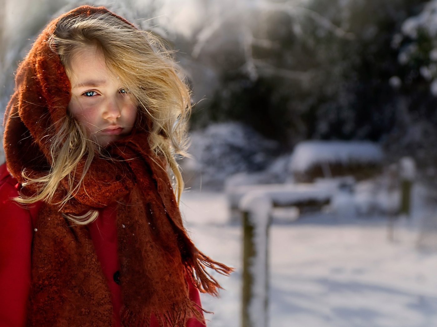 Маленькая девочка в теплом платке зимой