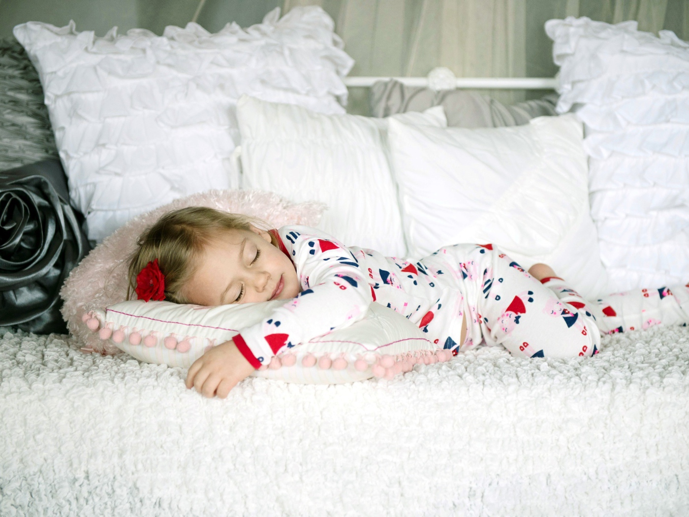 Маленькая девочка спит на подушке