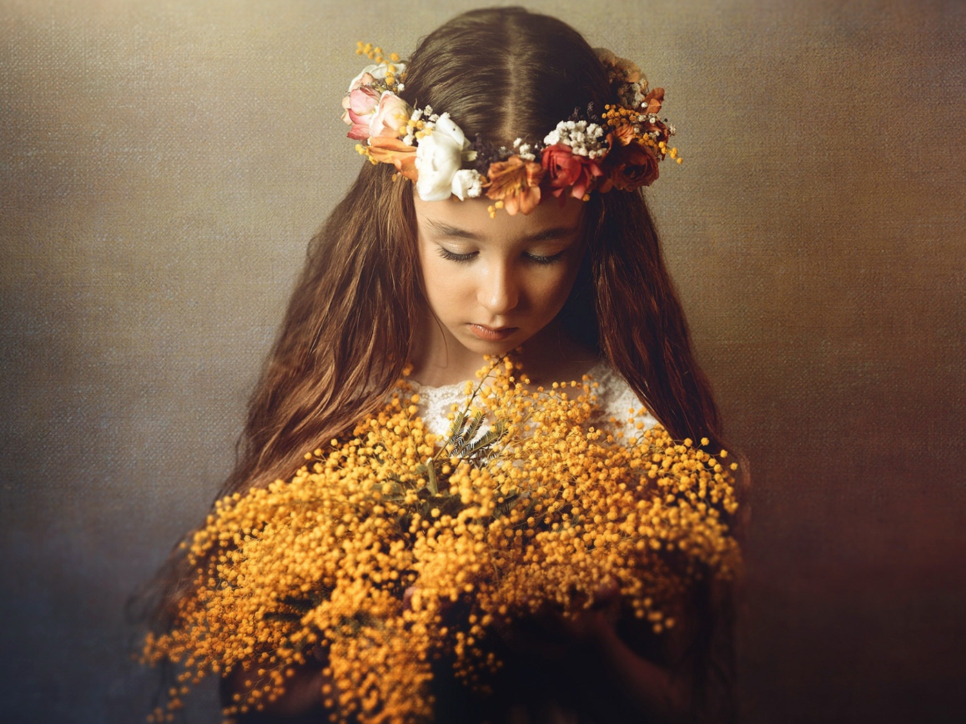 Маленькая девочка с букетом мимозы в руках