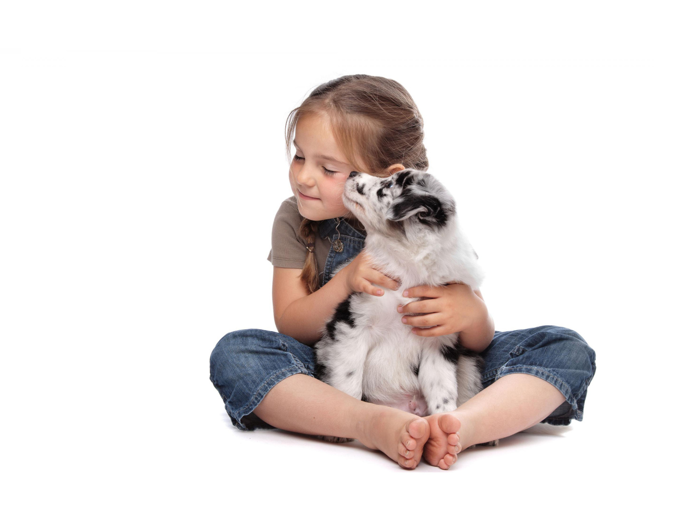 Маленькая девочка с щенком на белом фоне