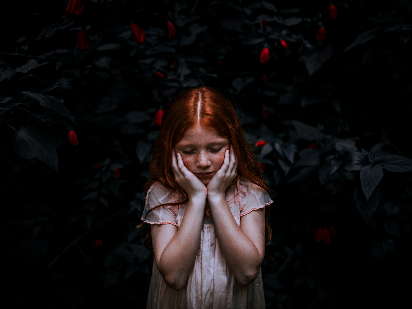 Маленькая рыжеволосая девочка с закрытыми глазами 