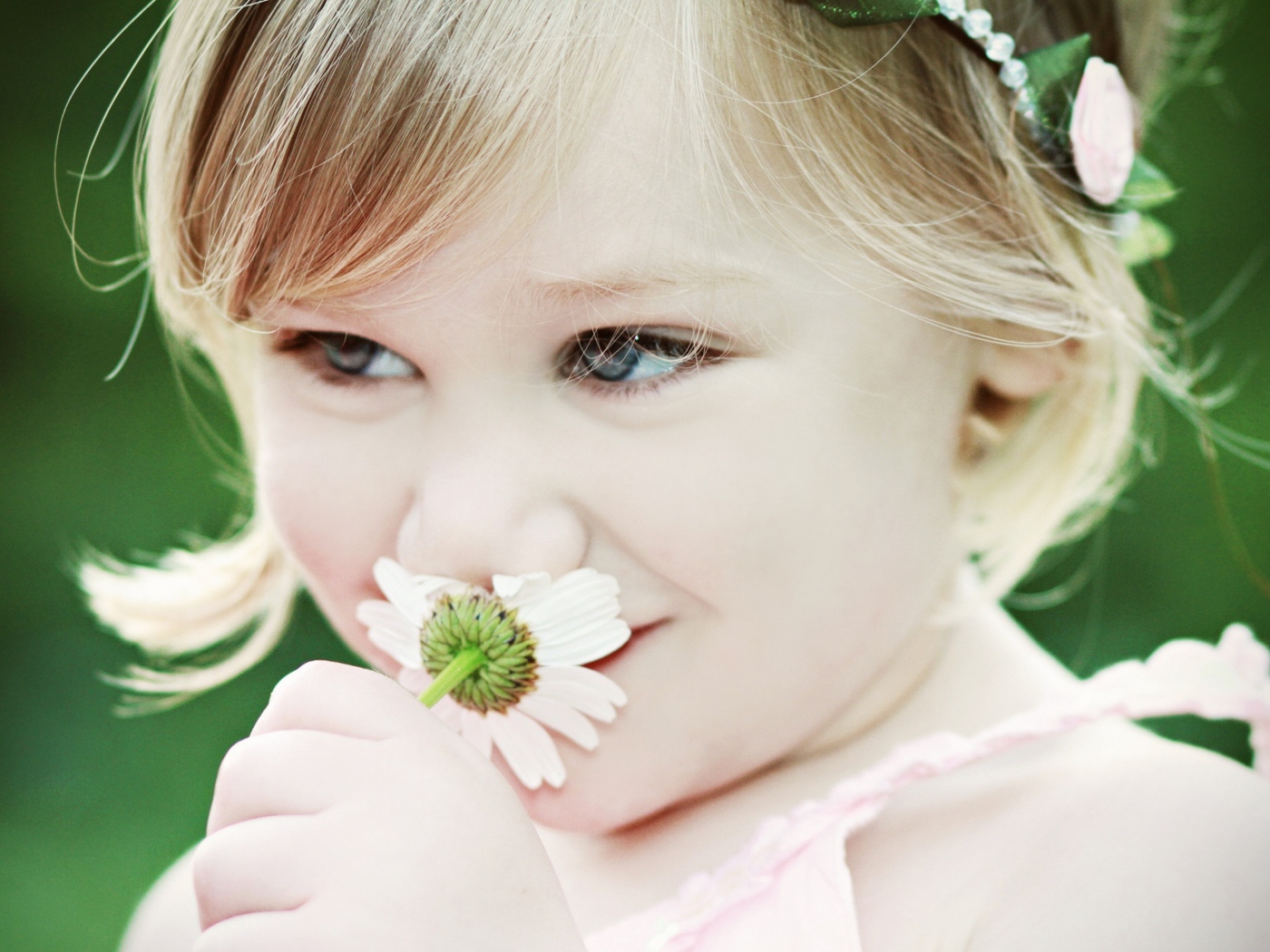 Милая девочка с красивыми глазами с ромашкой