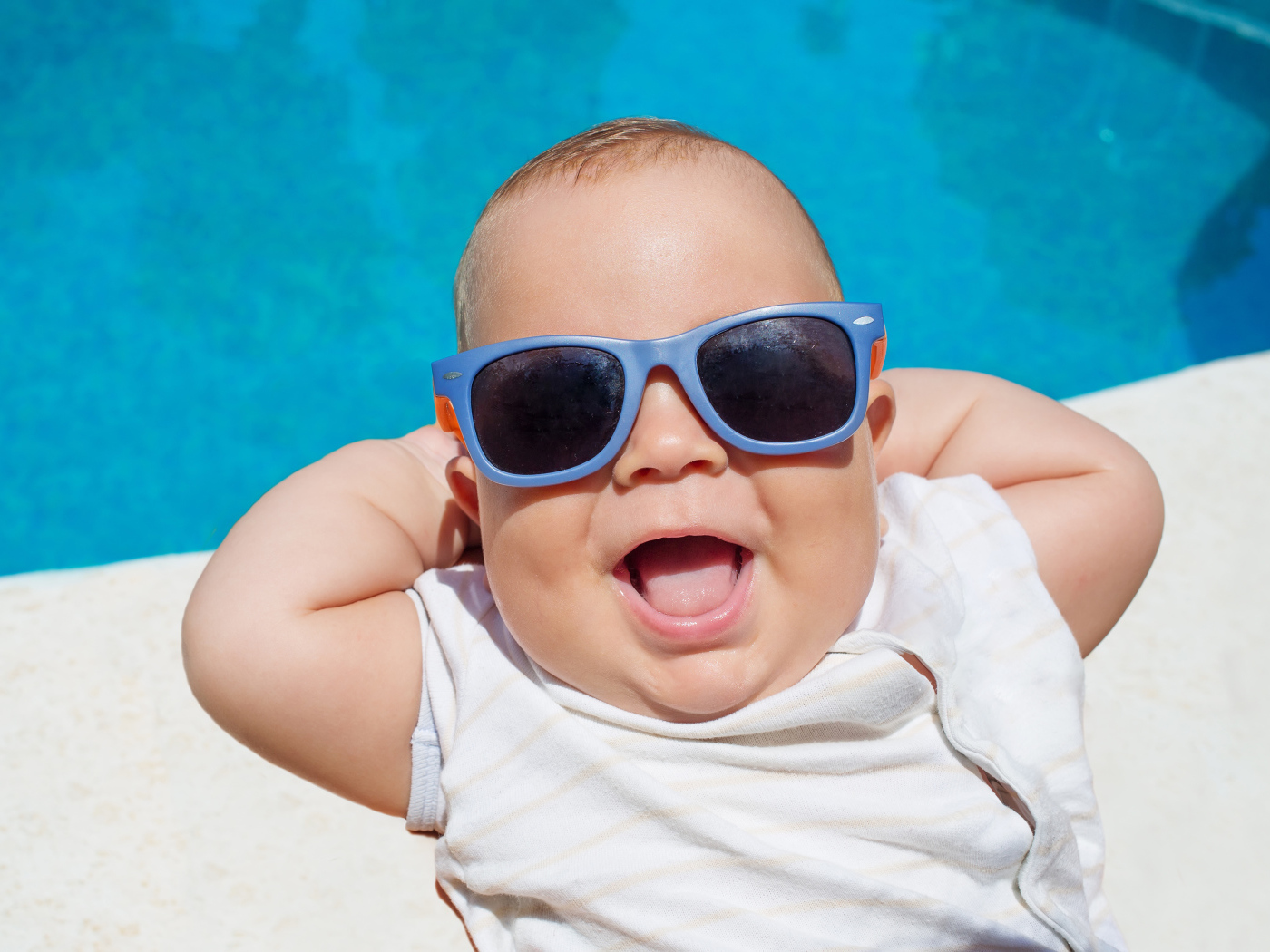 Улыбающийся младенец  солнечных очках 