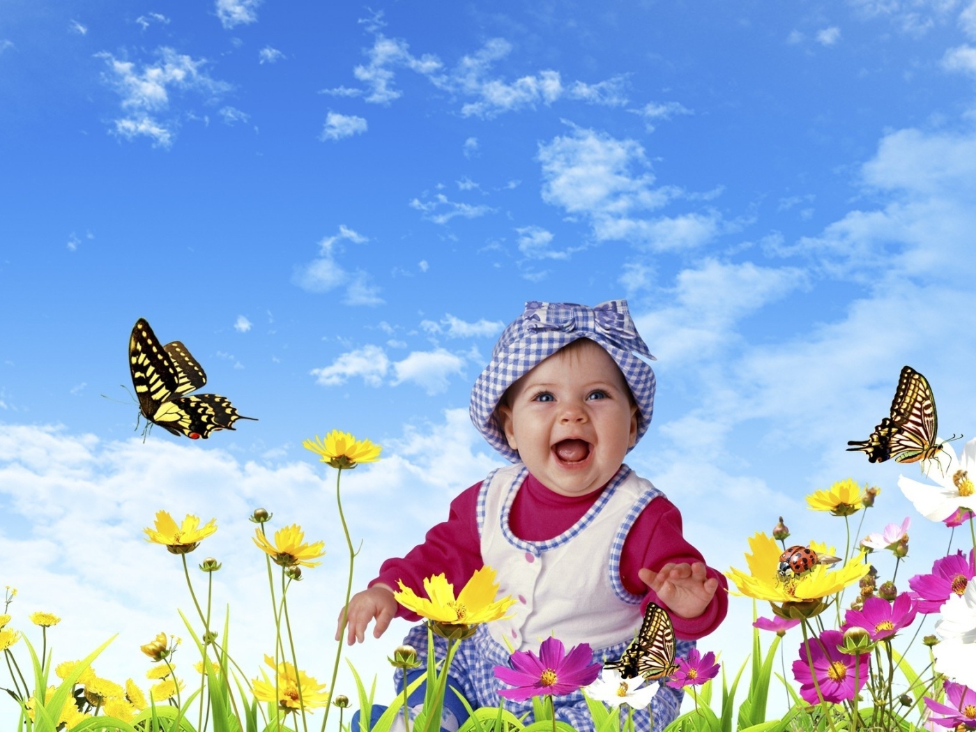 Улыбающийся ребенок на фоне голубого неба
