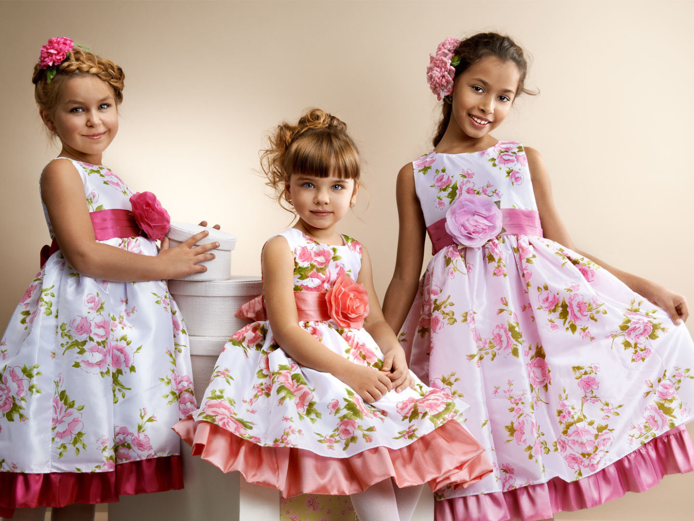 Три маленькие девочки в красивых платьях