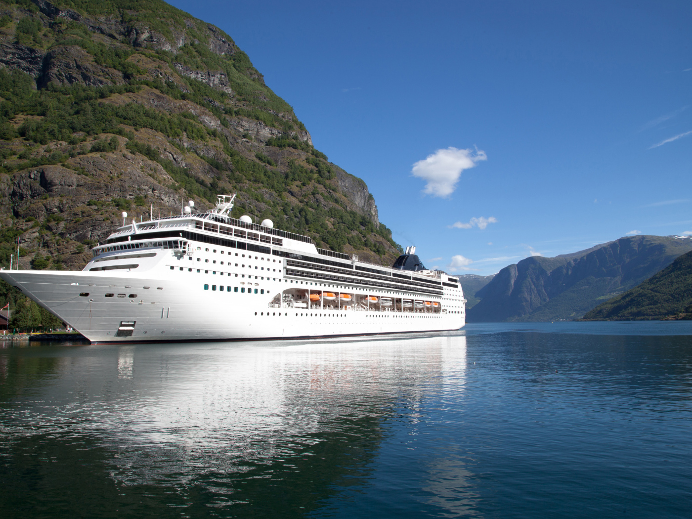 Большой круизный лайнер в заливе