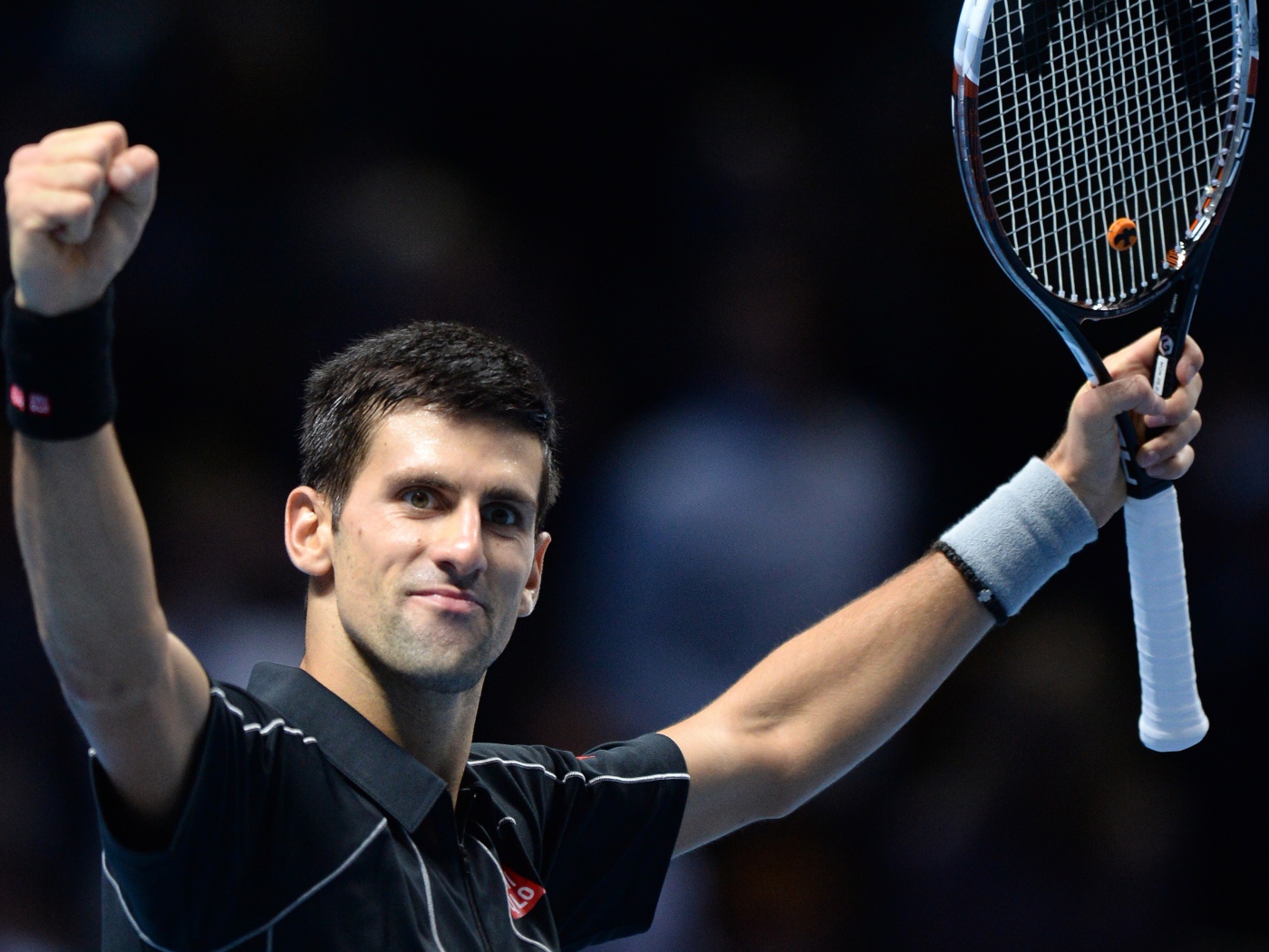 Новак Джокович сербский профессиональный теннисист с ракеткой в руке