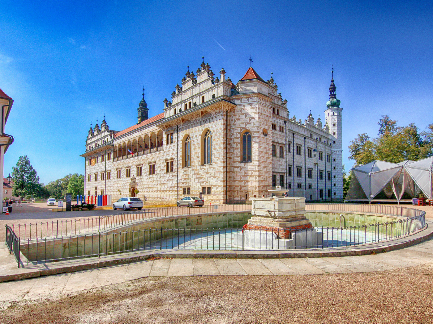 Литомишльский замок с фонтаном под голубым небом, Чехия