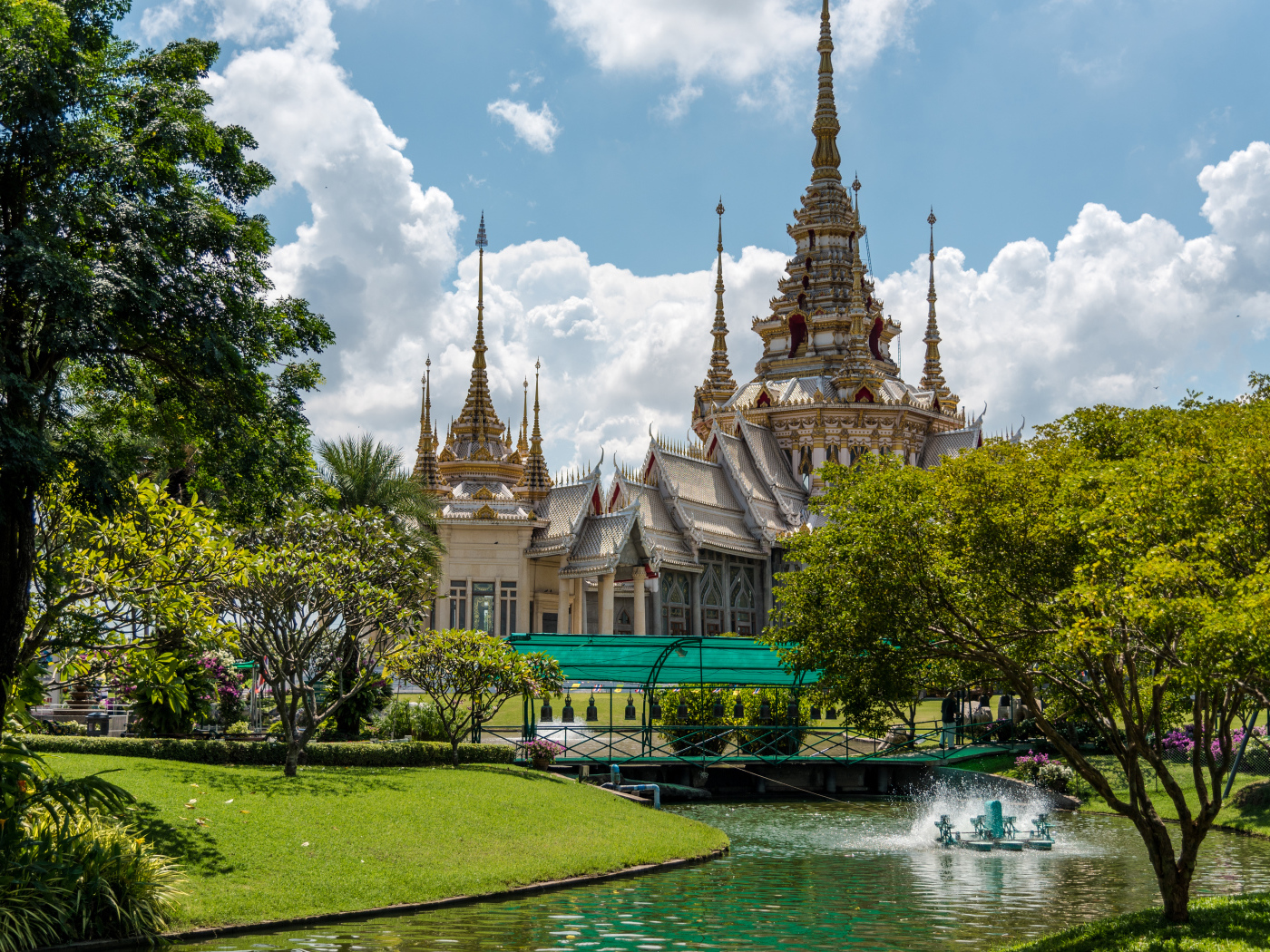Храм Mahawiharn Temple под красивым небом, Тайланд. Азия