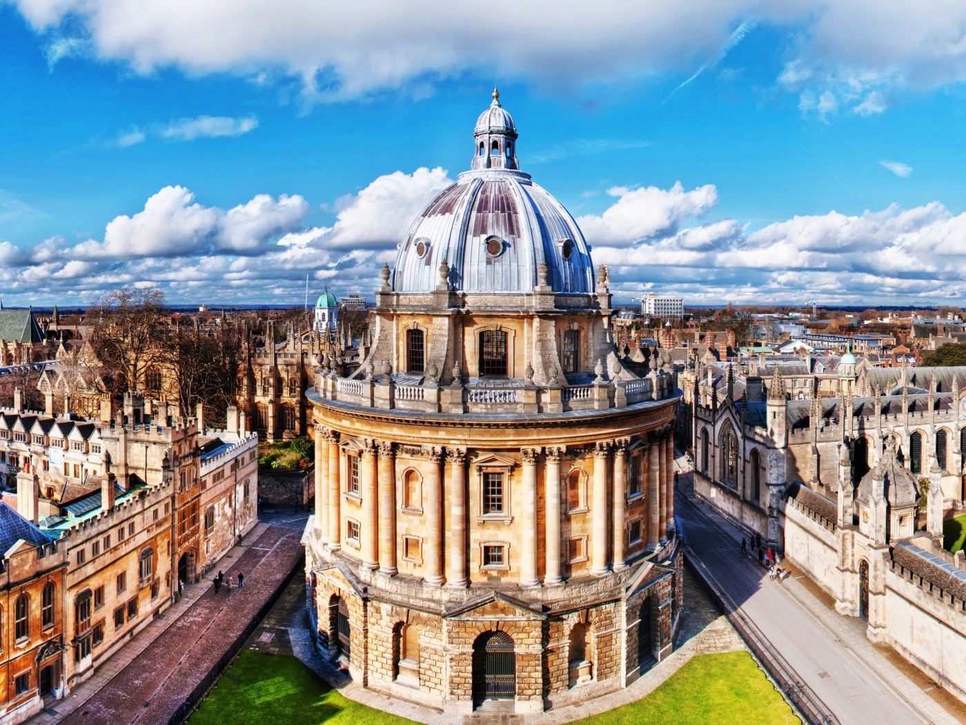 Здание Оксфордского университета под голубым небом, Англия