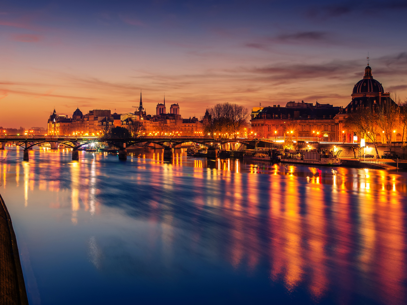 Причал у реки в свете ночных фонарей города Париж, Франция