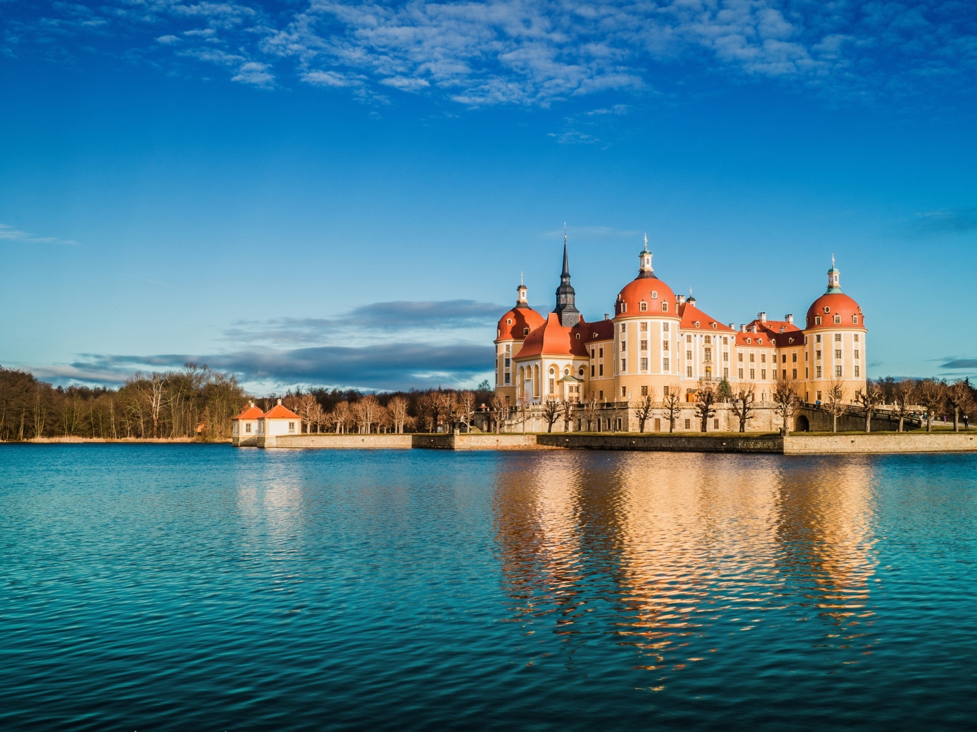 Замок Морицбург у озера под красивым голубым небом, Германия