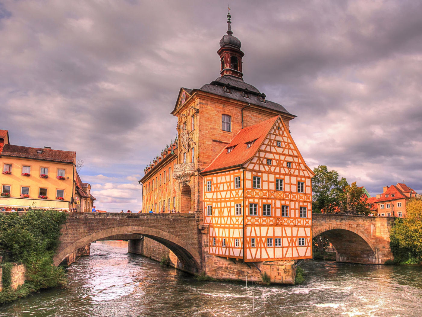 Старая ратуша у реки, город Бамберг. Германия