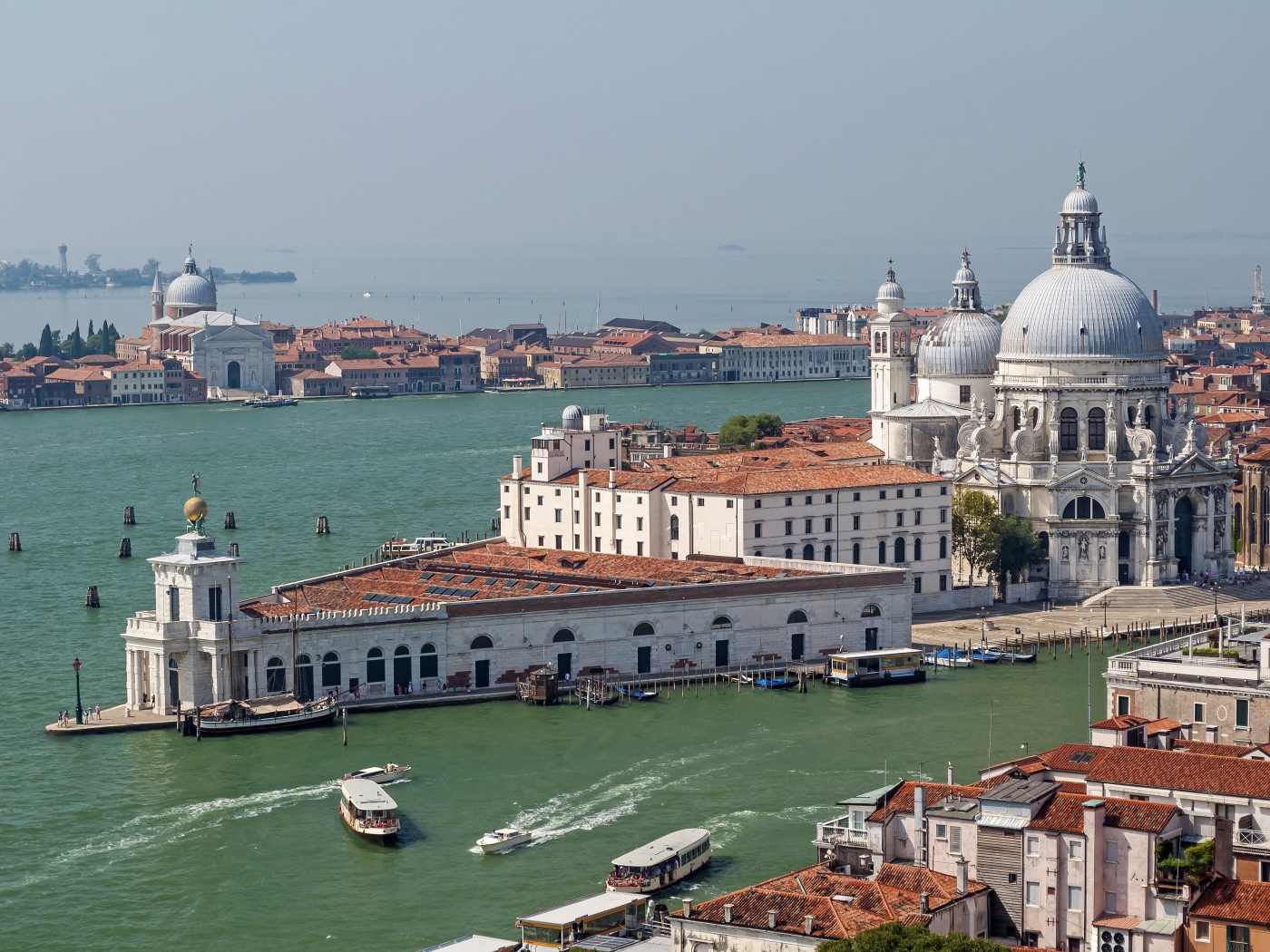Вид на собор Санта Мария делла Салюте на Гранд канале, Венеция. Италия