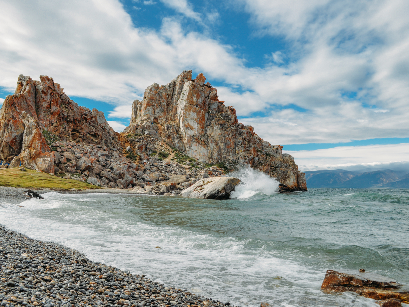 Скалы под голубым небом на острове Ольхон, Россия