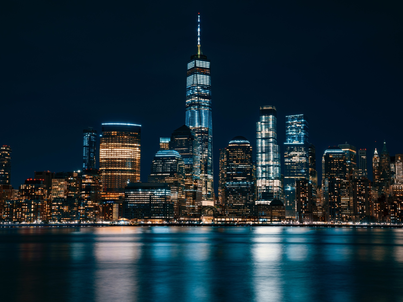 Ночные небоскребы у воды, Нью-Джерси. США