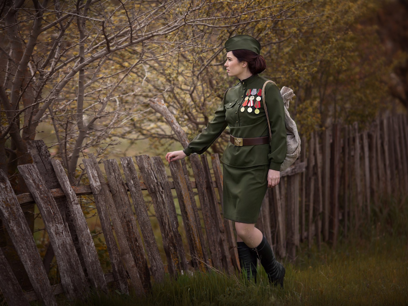 Девушка в гимнастерке с наградами возвращается домой с войны