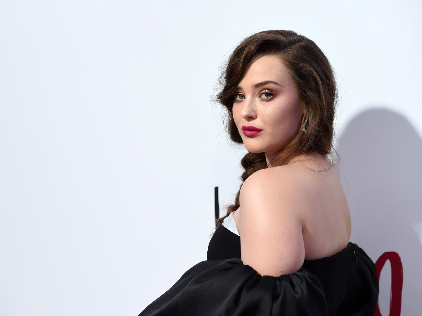 Актриса Кэтрин Лэнгфорд вид сбоку