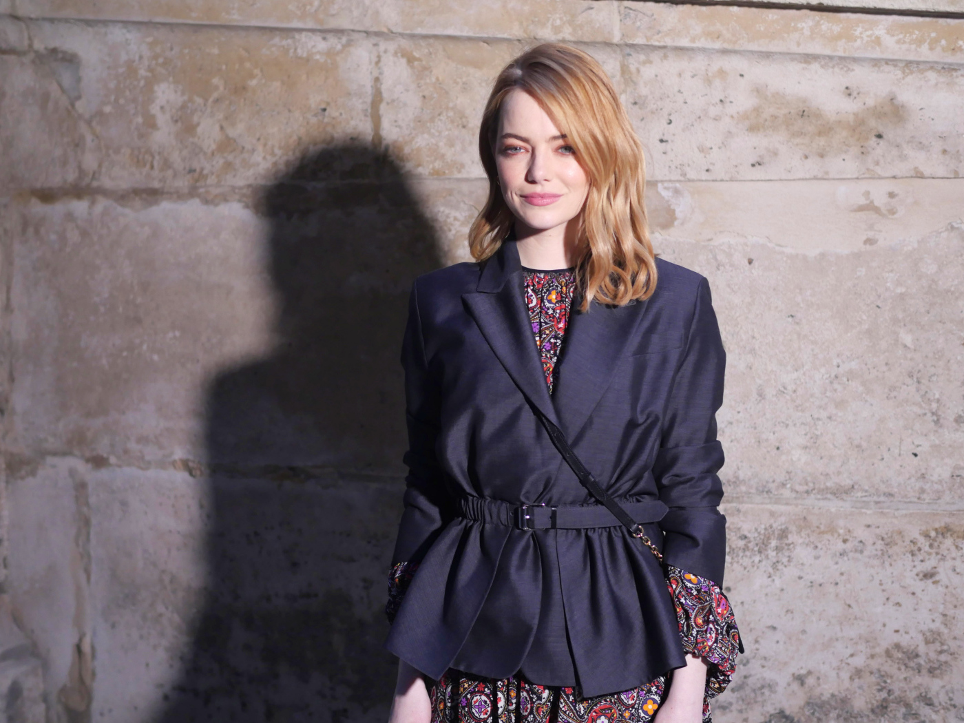 Актриса Эмма Стоун 2018 в черном пиджаке