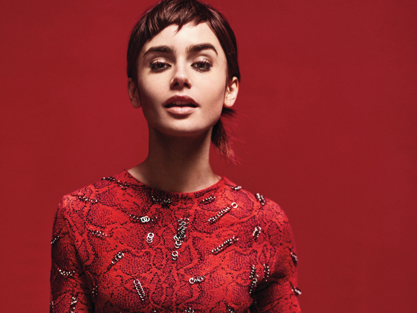Актриса Лили Коллинз фото на красном фоне