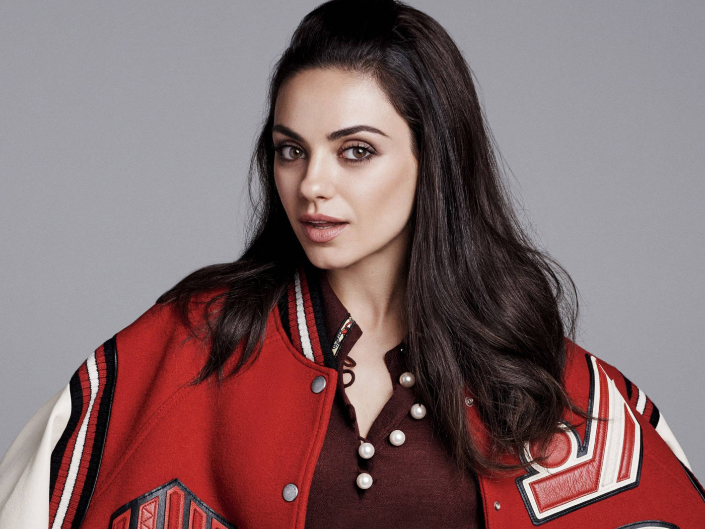 Актриса Мила Кунис в спортивной куртке