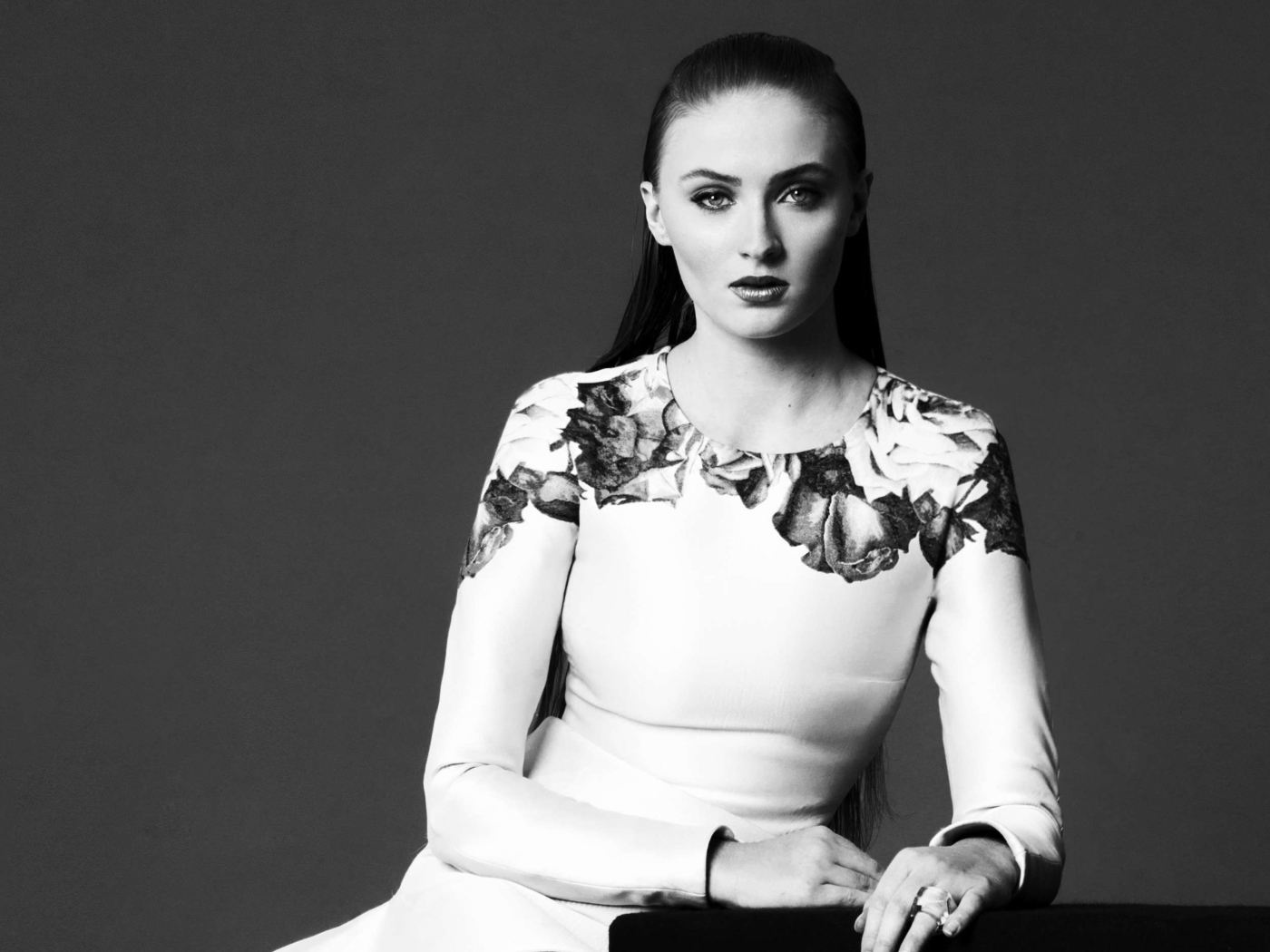 Актриса Софи Тёрнер в красивом платье, черно-белое фото