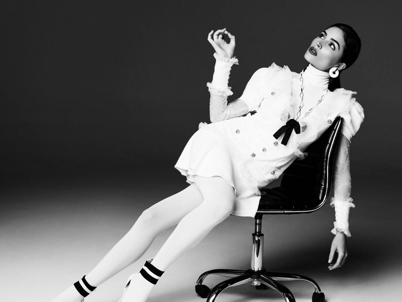 Американская актриса Оливия Калпо сидит на стуле, черно белое фото