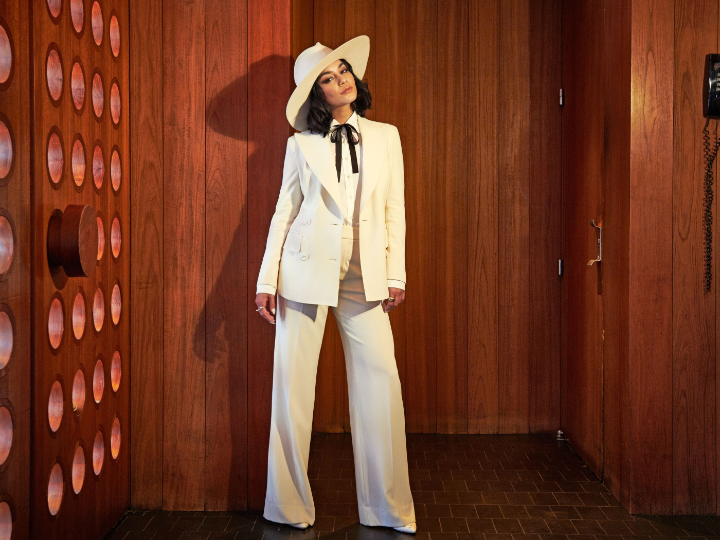 Американская актриса Ванесса Хадженс в белом костюме