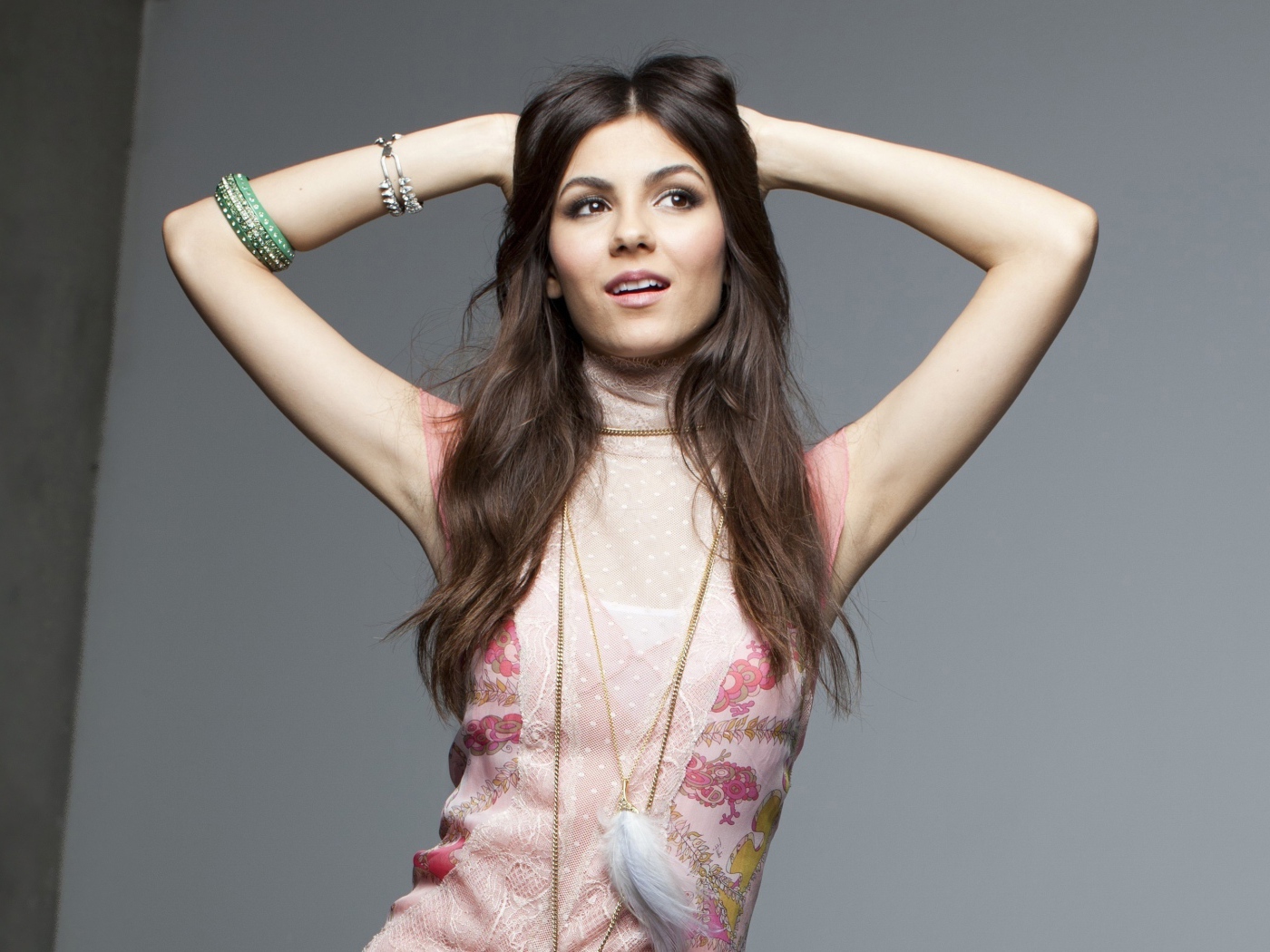 Американская актриса Виктория Джастис на сером фоне