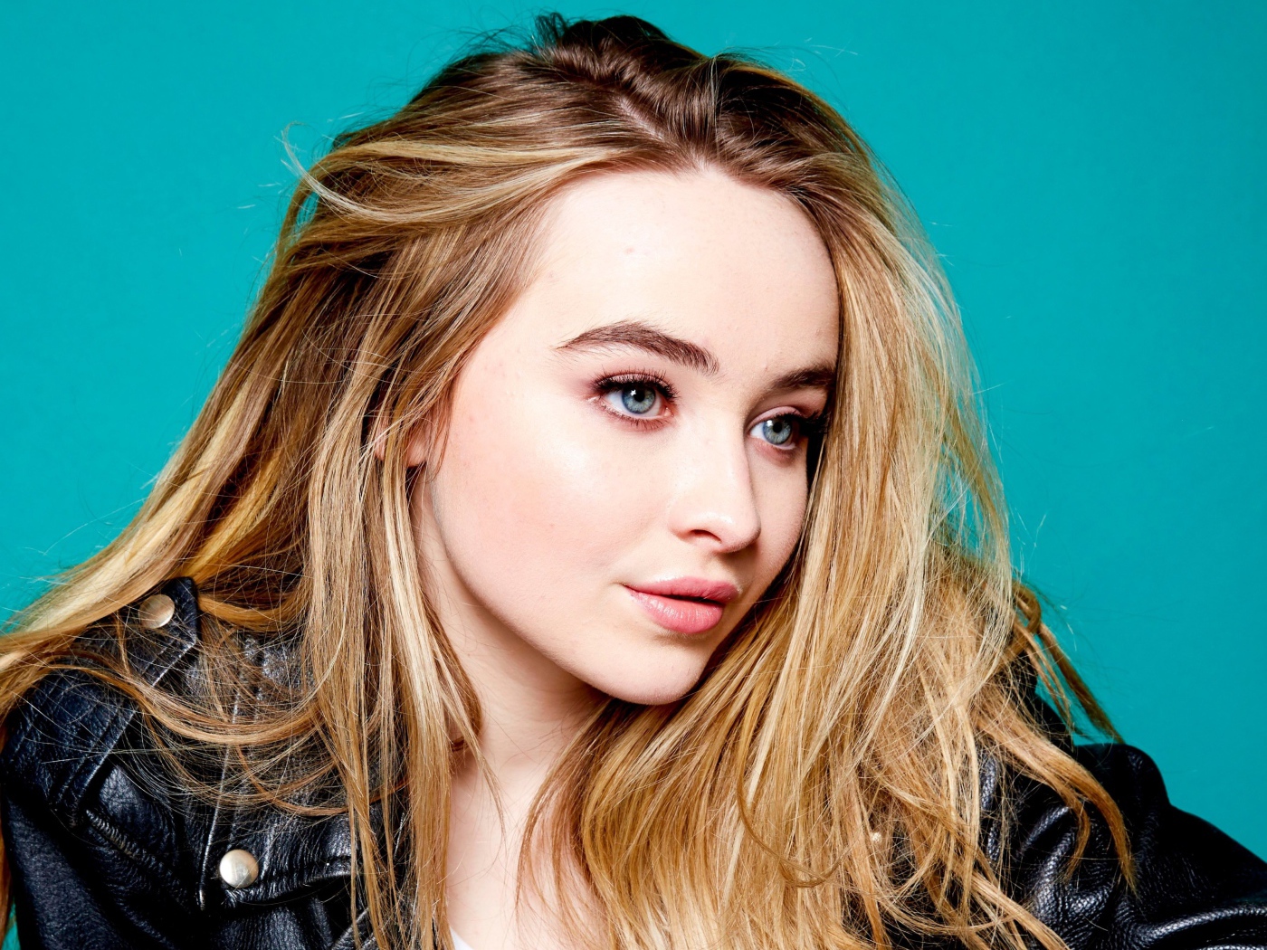 Американская актриса и певица Сабрина Карпентер в черной куртке