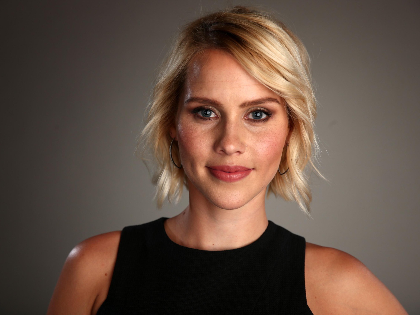Австралийская актриса Клэр Холт на сером фоне