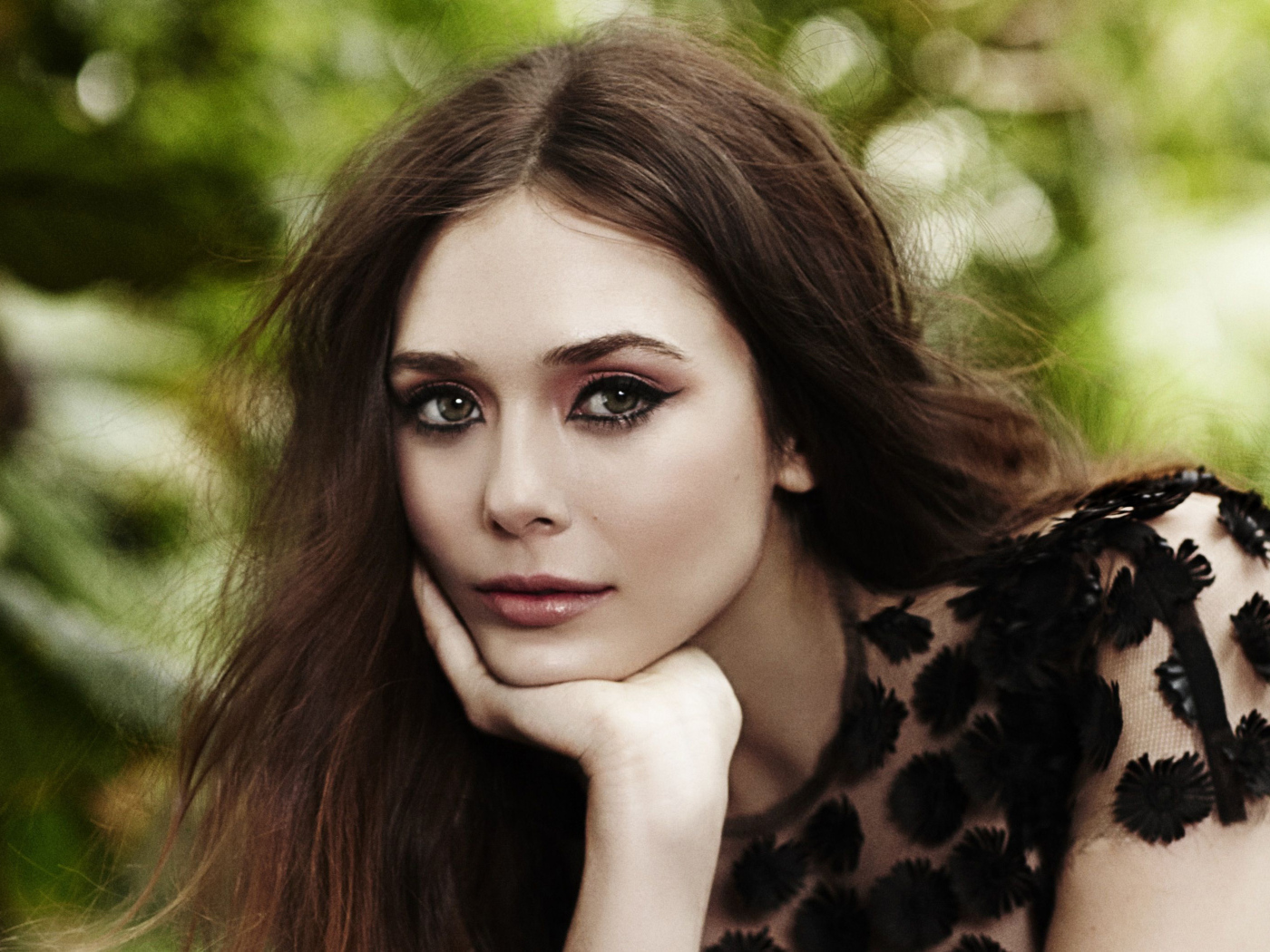 Красивая Элизабет Олсен в черном платье