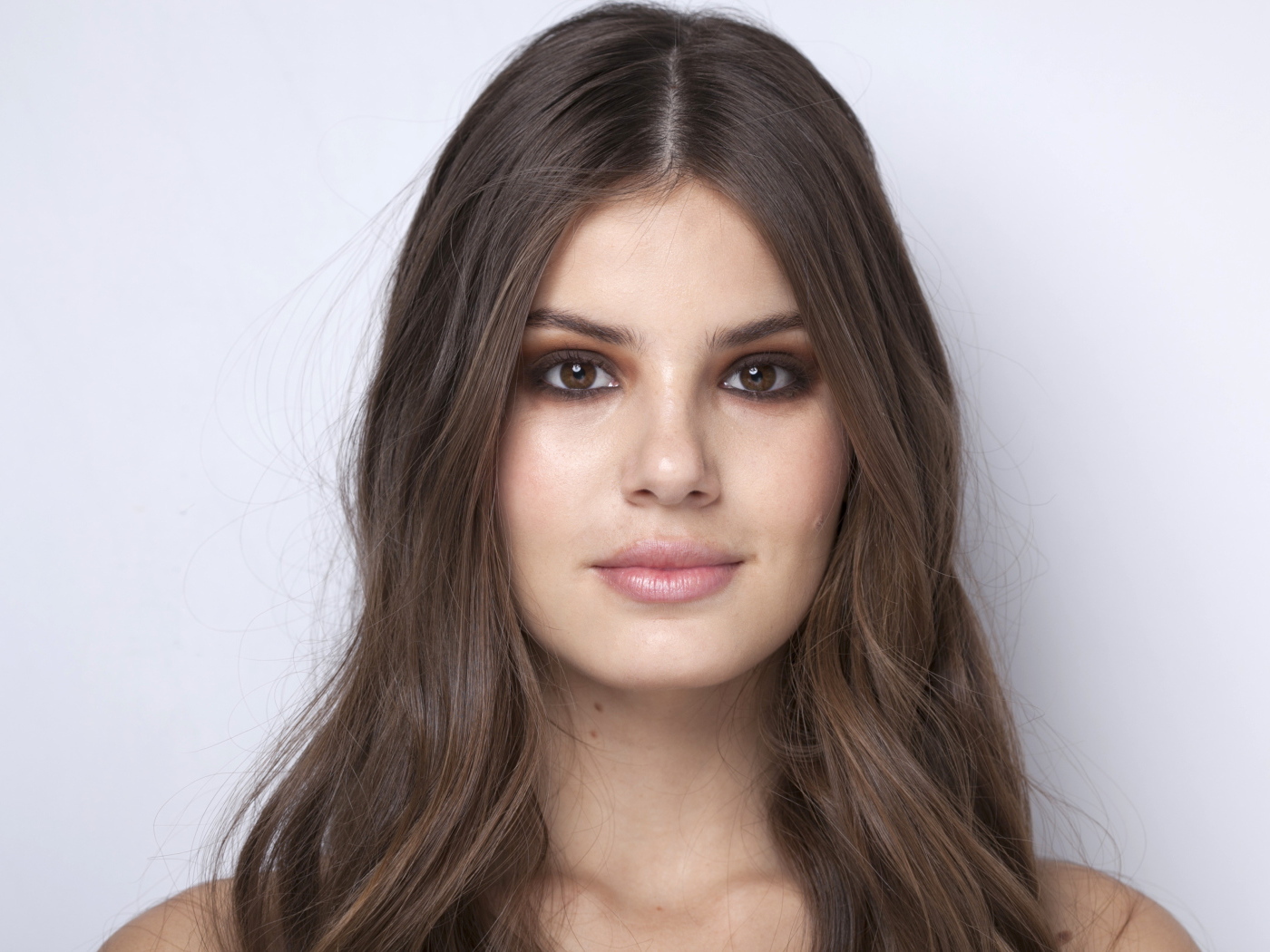 Красивая актриса Камила Кейроз