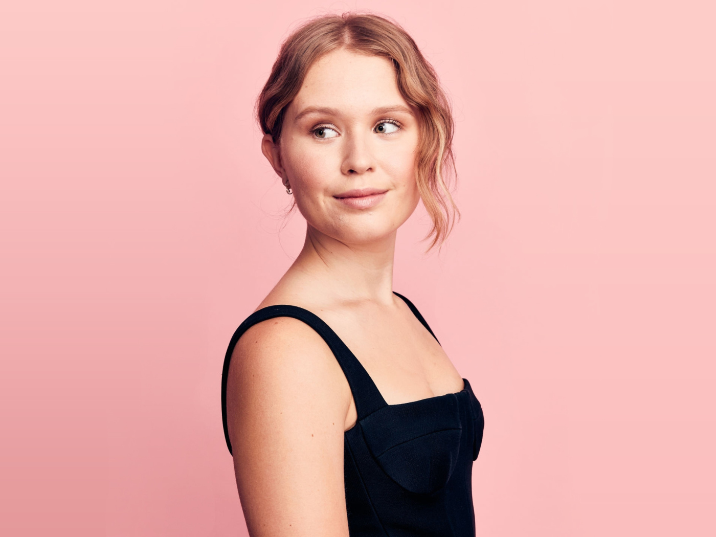 Красивая актриса Элайза Сканлен фото на розовом фоне