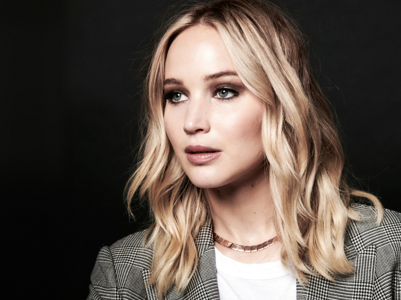 Красивая актриса Дженнифер Лоуренс на сером фоне