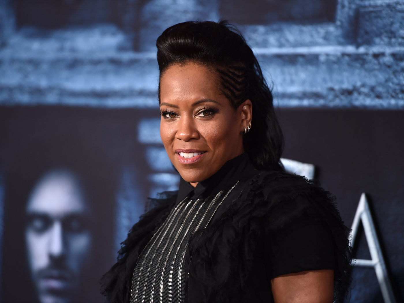 Красивая актриса Реджина Кинг в черном наряде