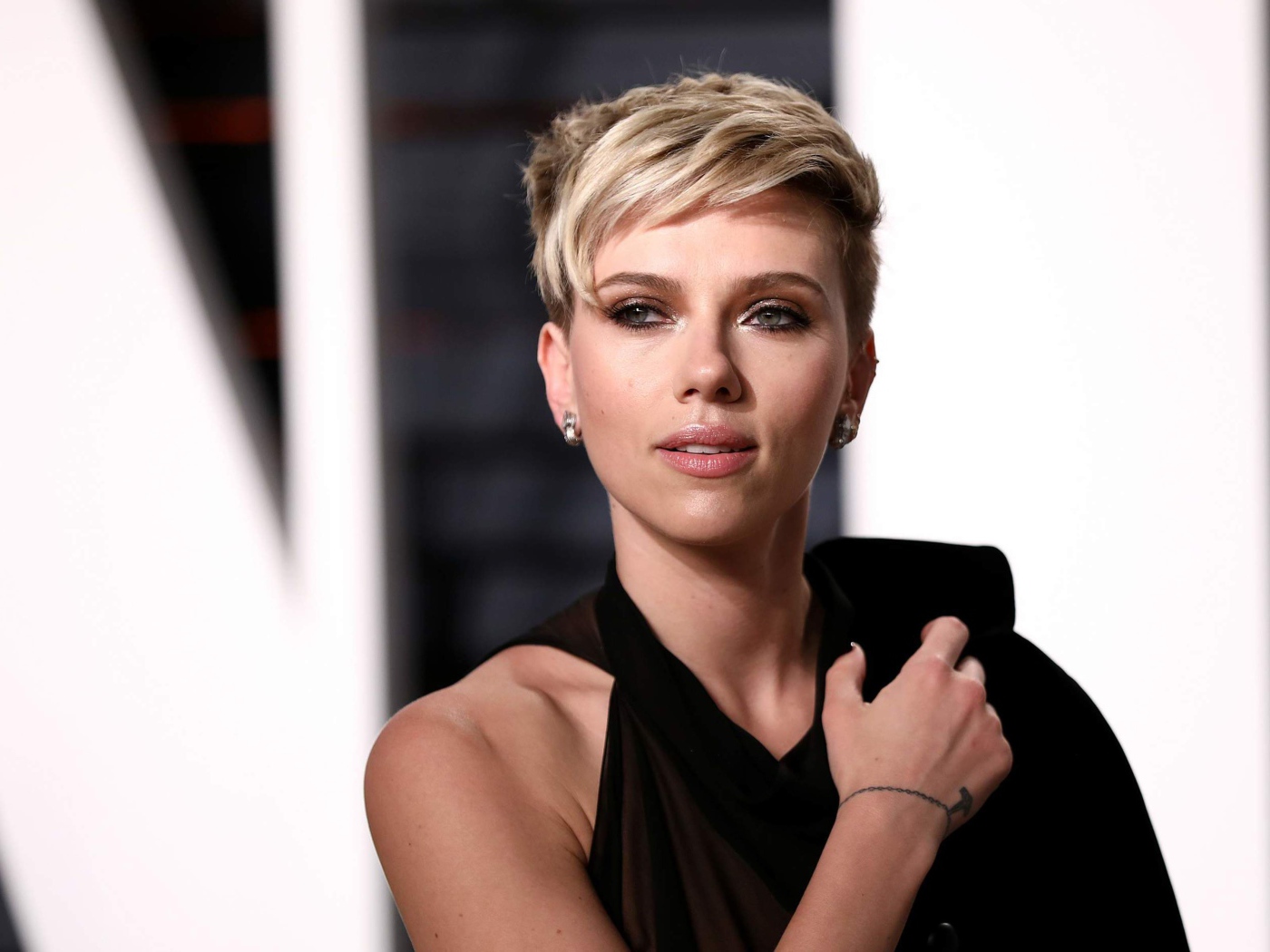 Красивая актриса Скарлетт Йоханссон с короткой стрижкой