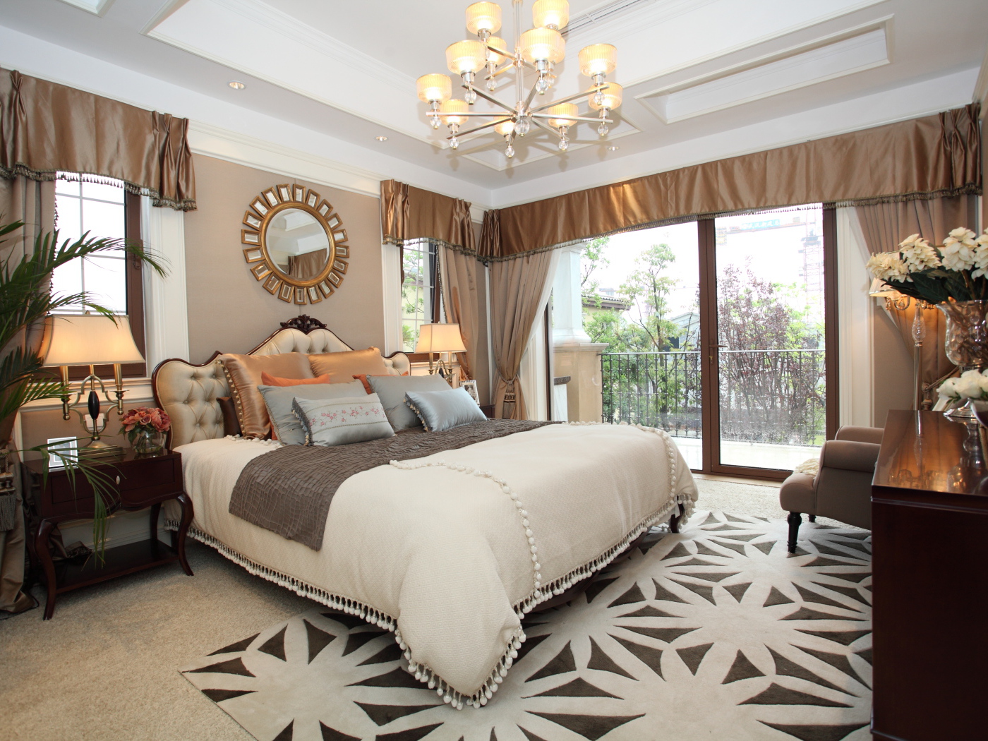 Красивая спальная комната с большой кроватью  и балконом