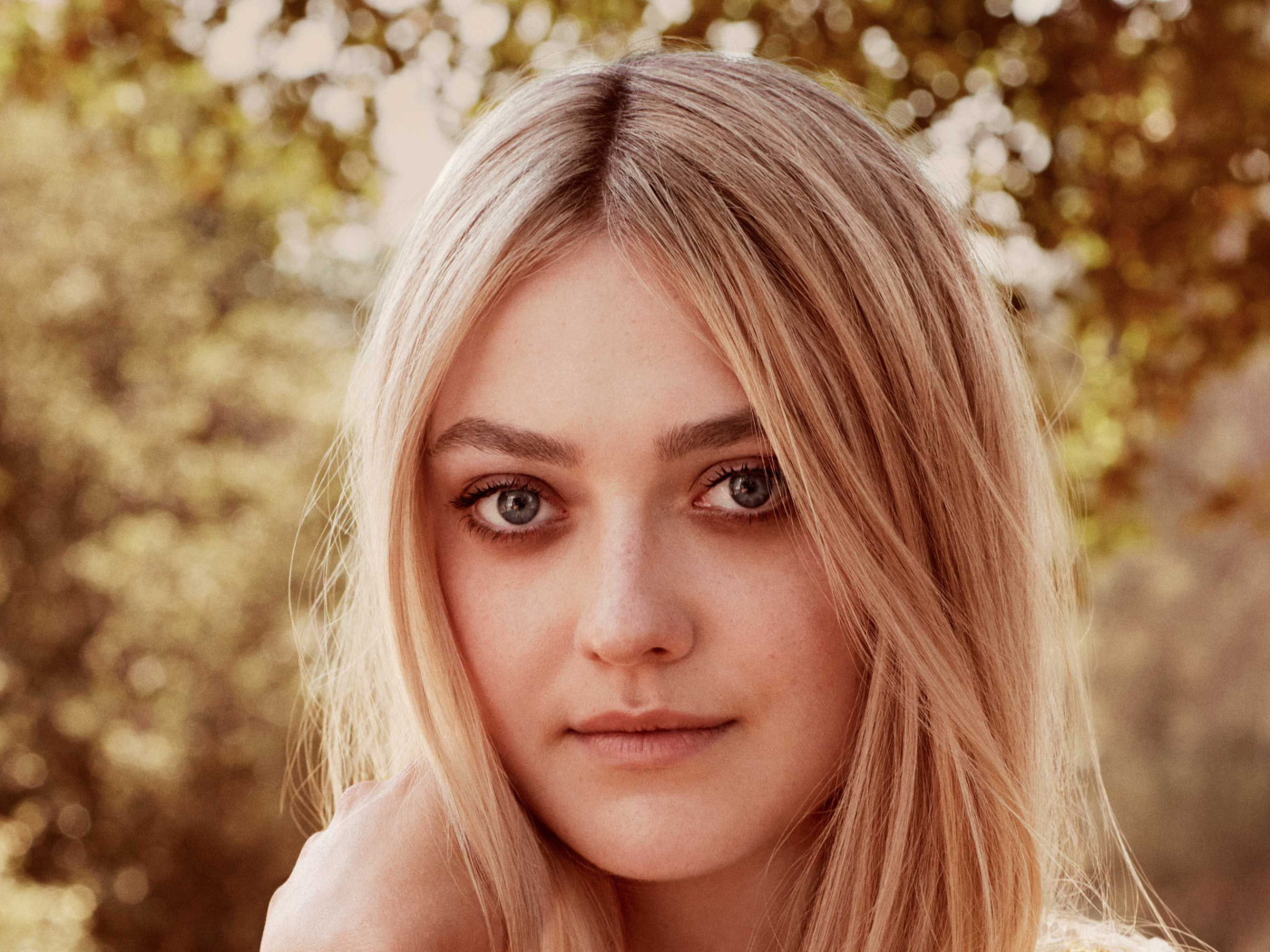 Красивая блондинка, популярная актриса Дакота Фэннинг