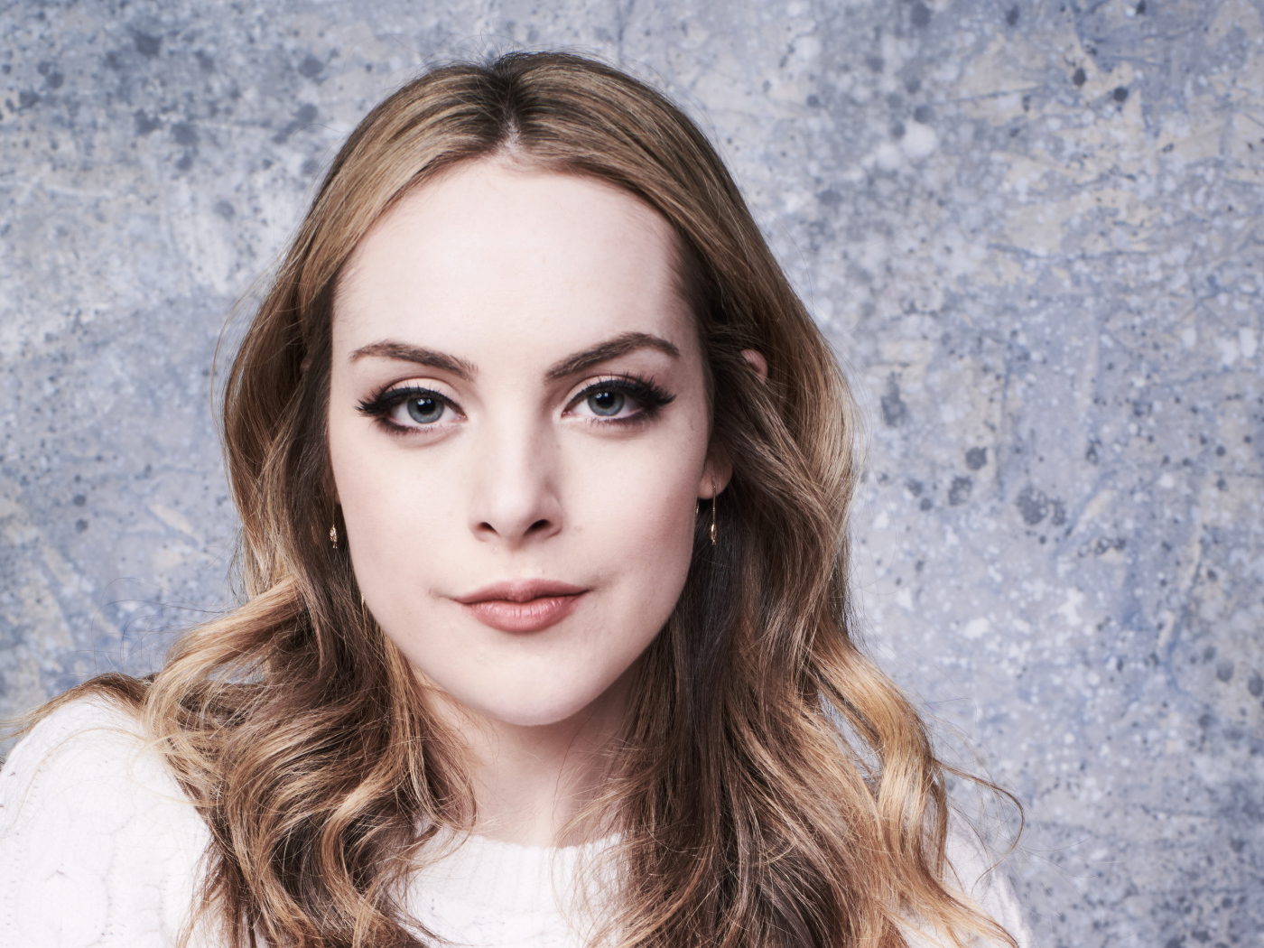 Красивая голубоглазая длинноволосая девушка, актриса Элизабет Гиллис 2018