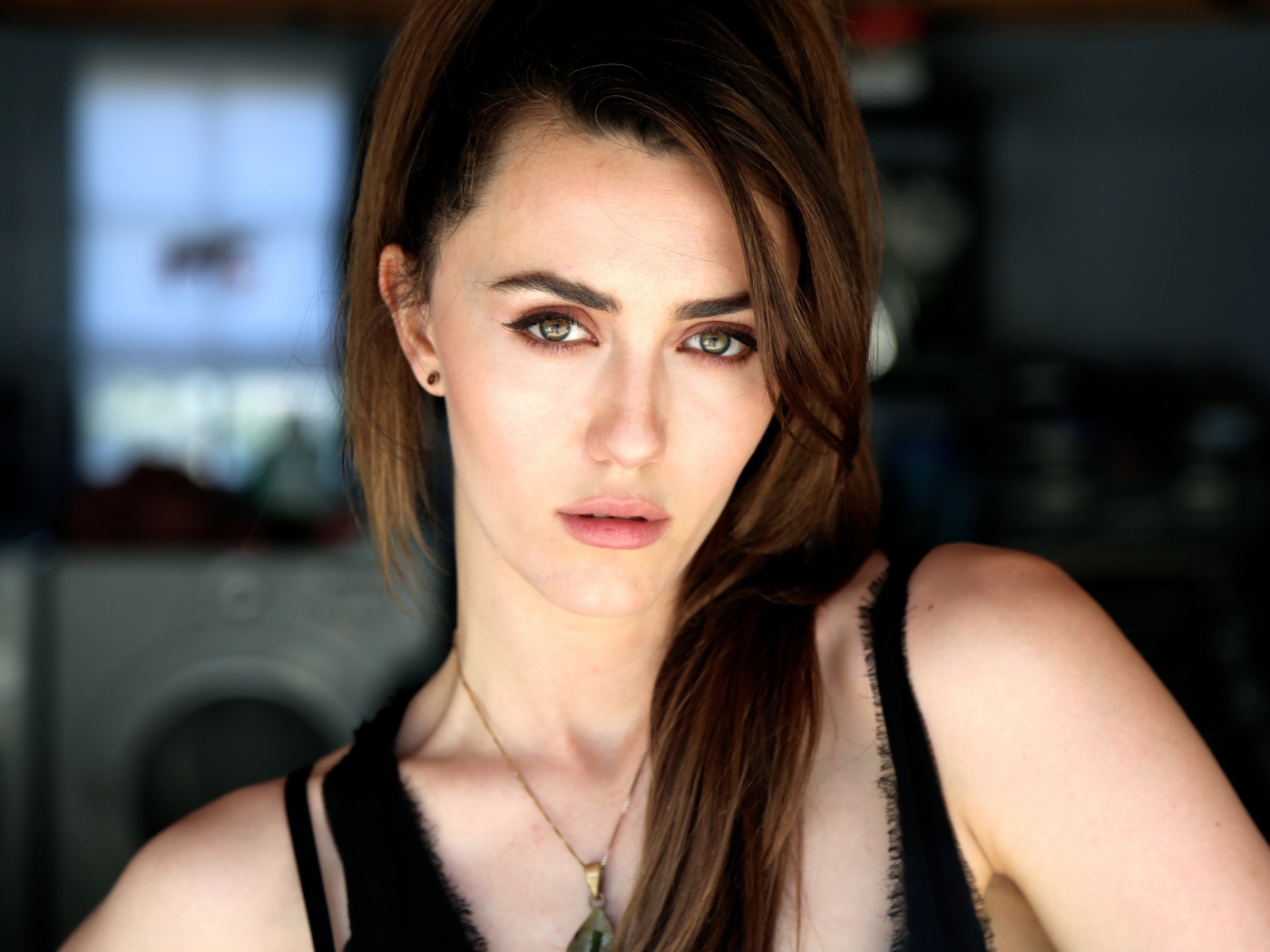 Красивая брюнетка актриса Мэйделин Зима