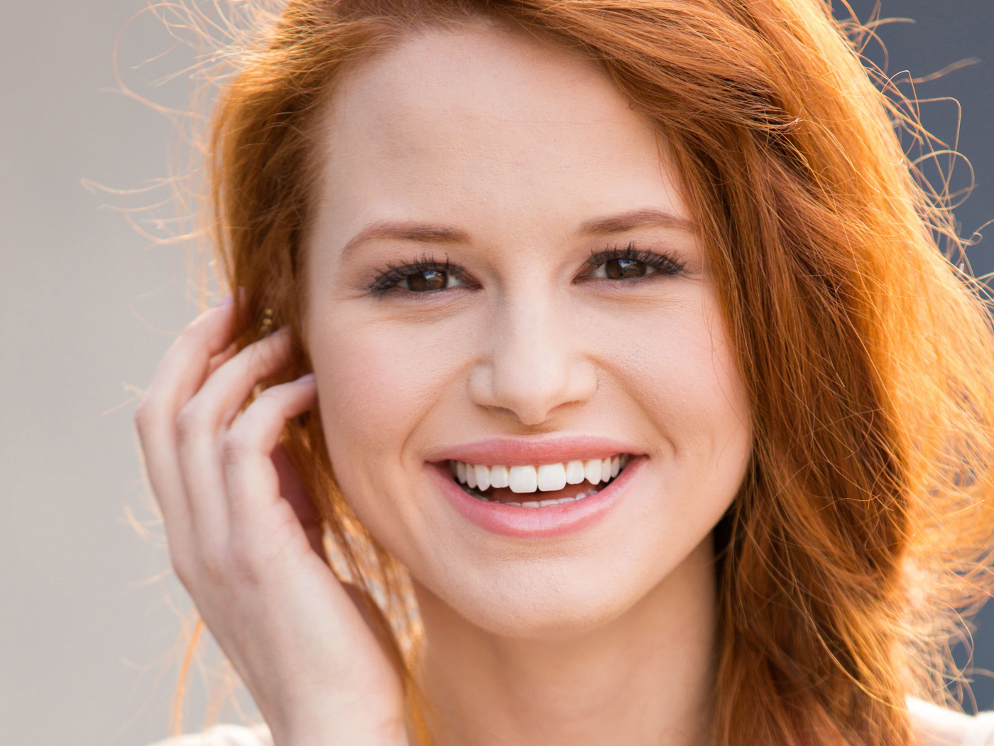 Красивая улыбающаяся актриса Мэделин Петш