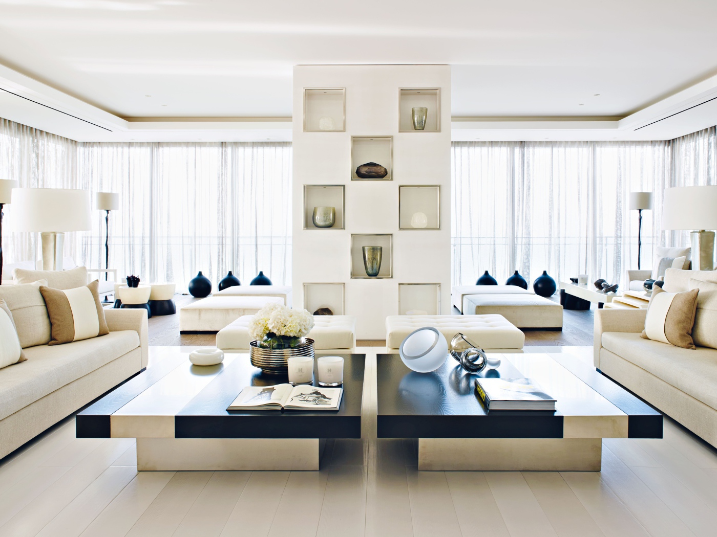 Красивая широкая гостиная с диванами