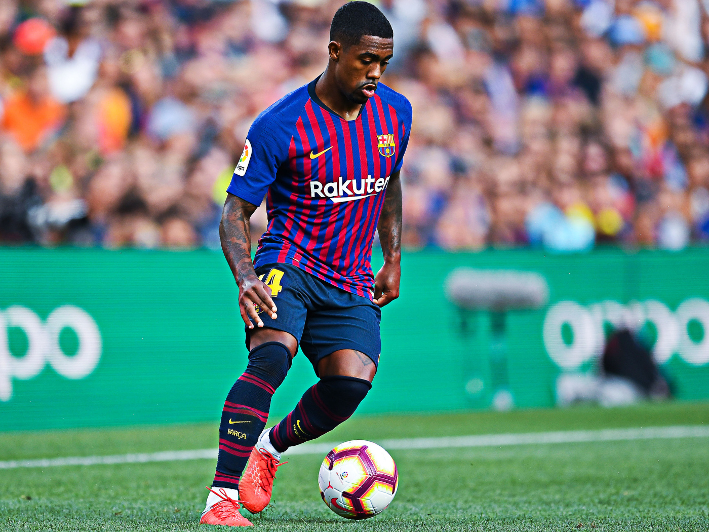 Бразильский футболист Малкон на футбольном поле с мячом